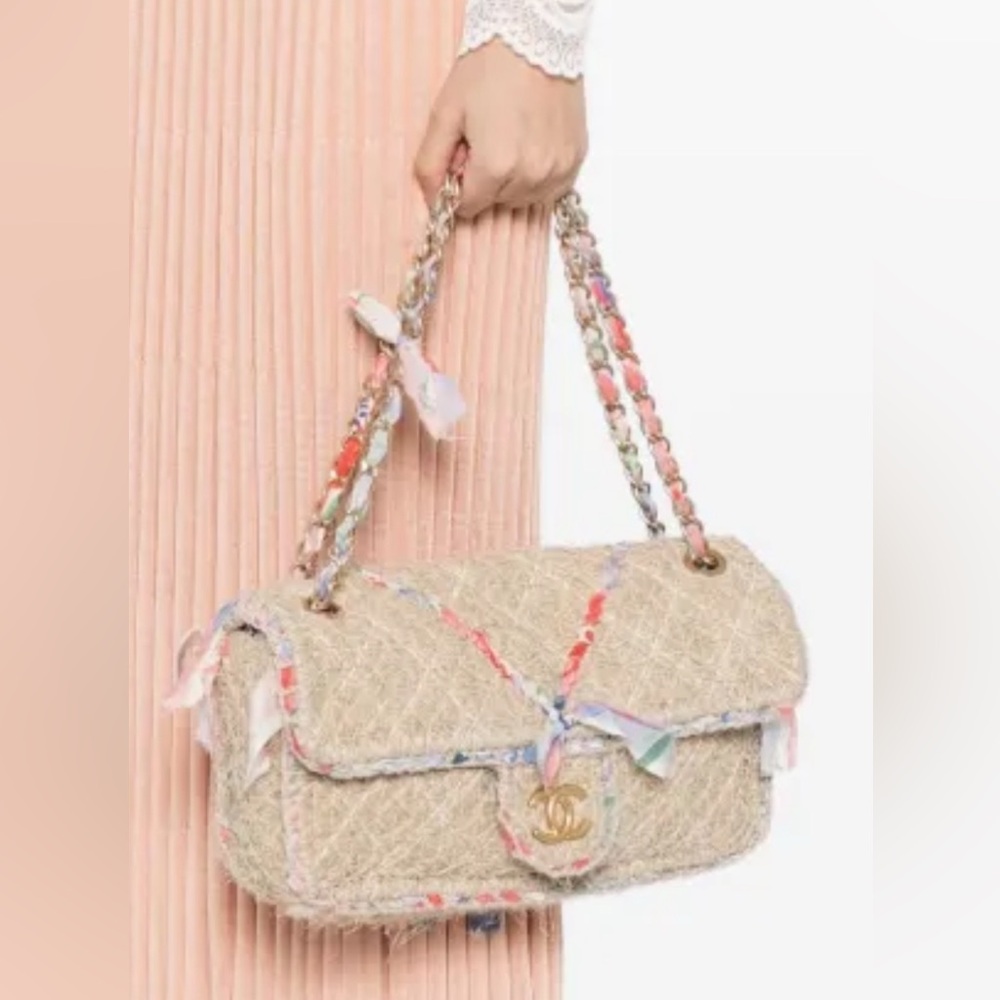 Authentic CHANEL Pre-Owned 2010 CC Straw Flap shoulder bag.